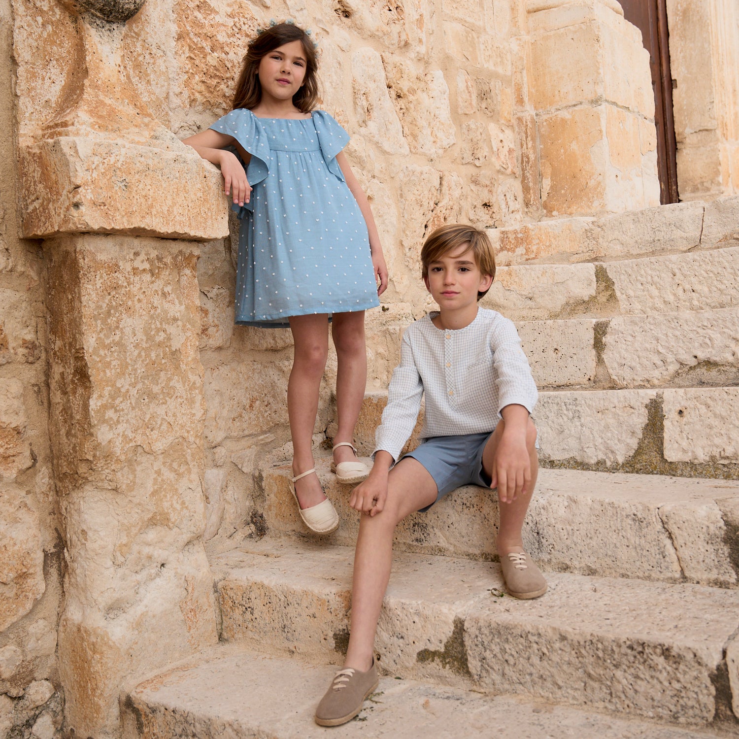Vestido niña de plumeti azul con topos blancos y manga volante