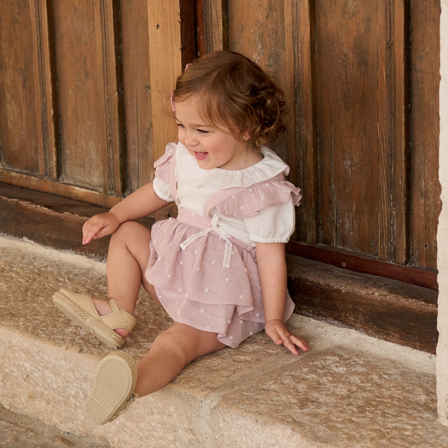 Ranita bebé niña tipo pichi de plumeti rosa con mini topitos, volantes en tirantes y lazo lateral