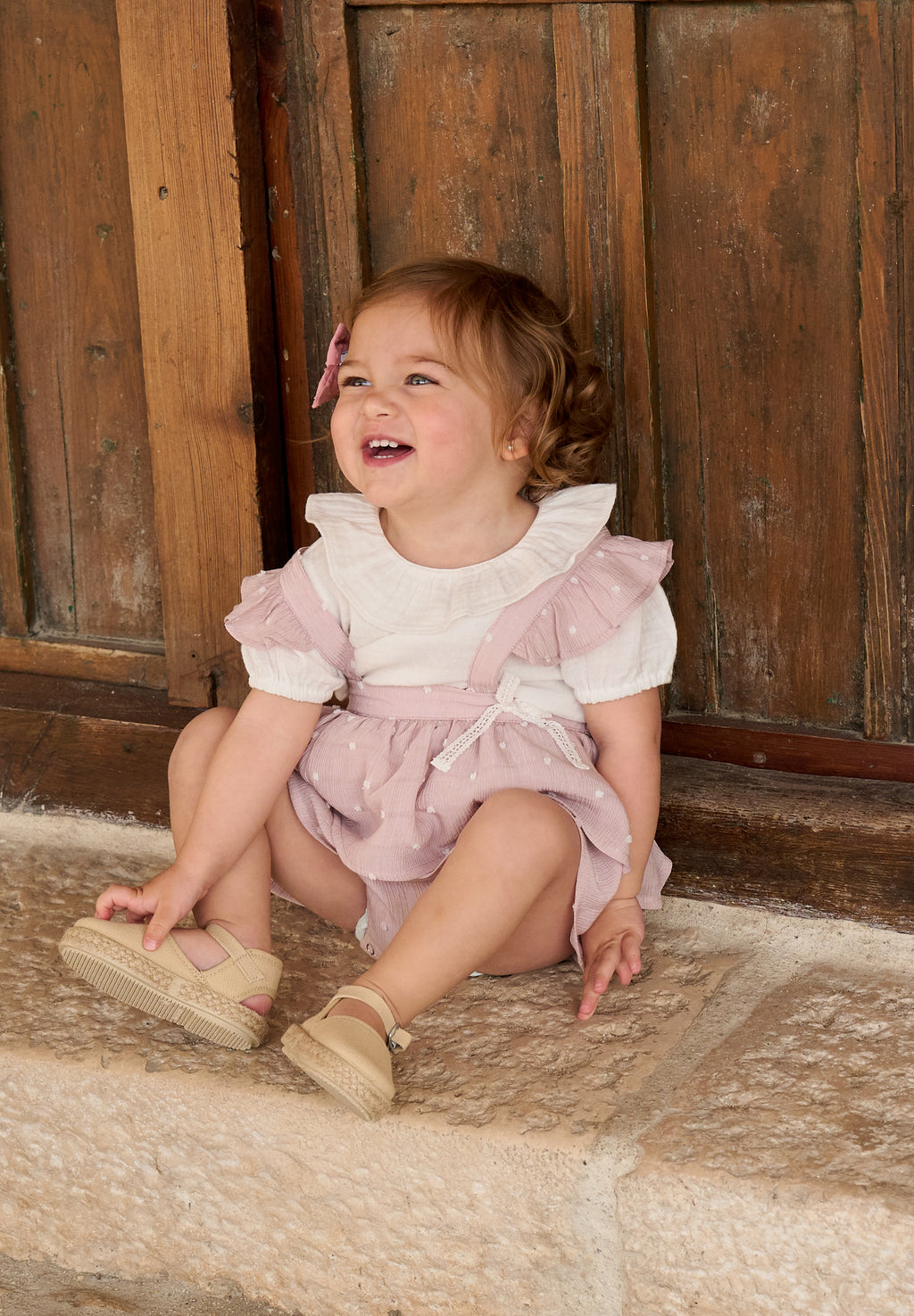Ranita bebé niña tipo pichi de plumeti rosa con mini topitos, volantes en tirantes y lazo lateral