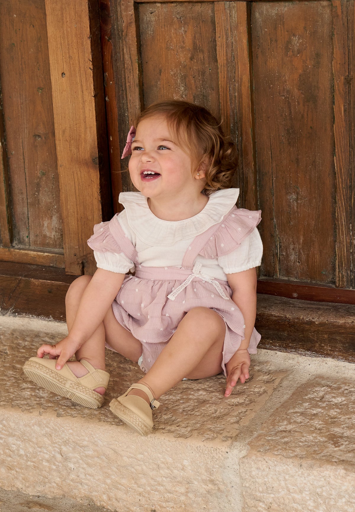 Ranita bebé niña tipo pichi de plumeti rosa con mini topitos, volantes en tirantes y lazo lateral