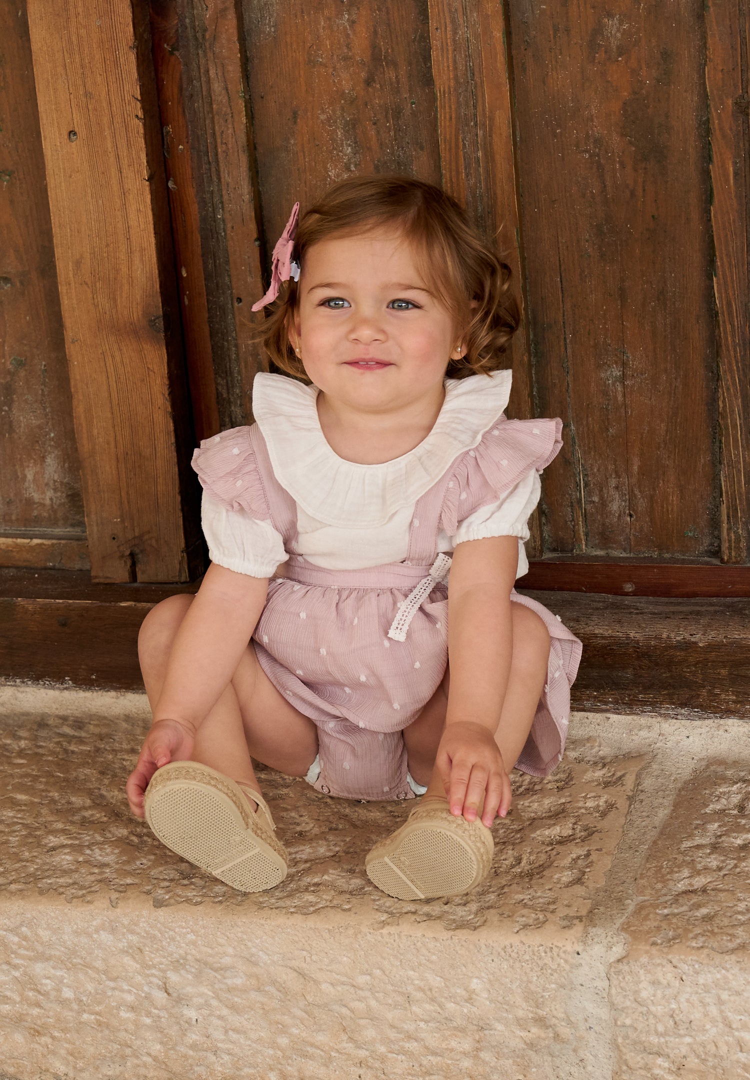 Ranita bebé niña tipo pichi de plumeti rosa con mini topitos, volantes en tirantes y lazo lateral