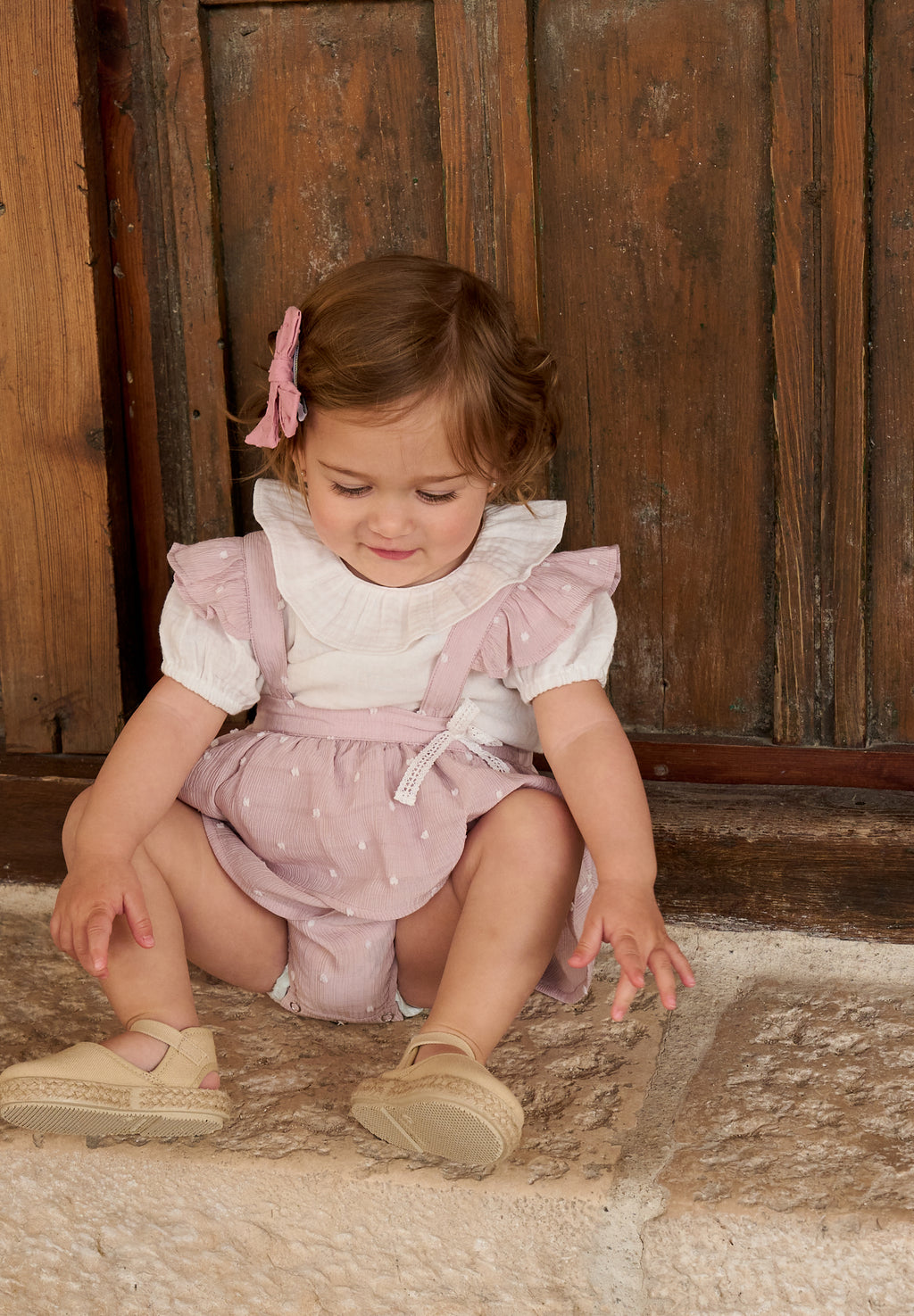 Ranita bebé niña tipo pichi de plumeti rosa con mini topitos, volantes en tirantes y lazo lateral