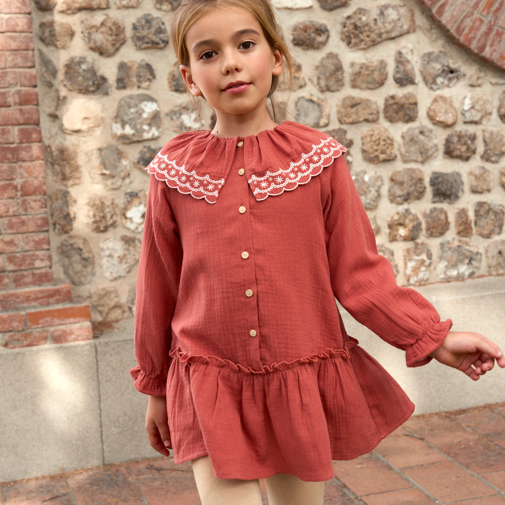 Vestido de niña de muselina en color teja con detalle bordado en el cuello