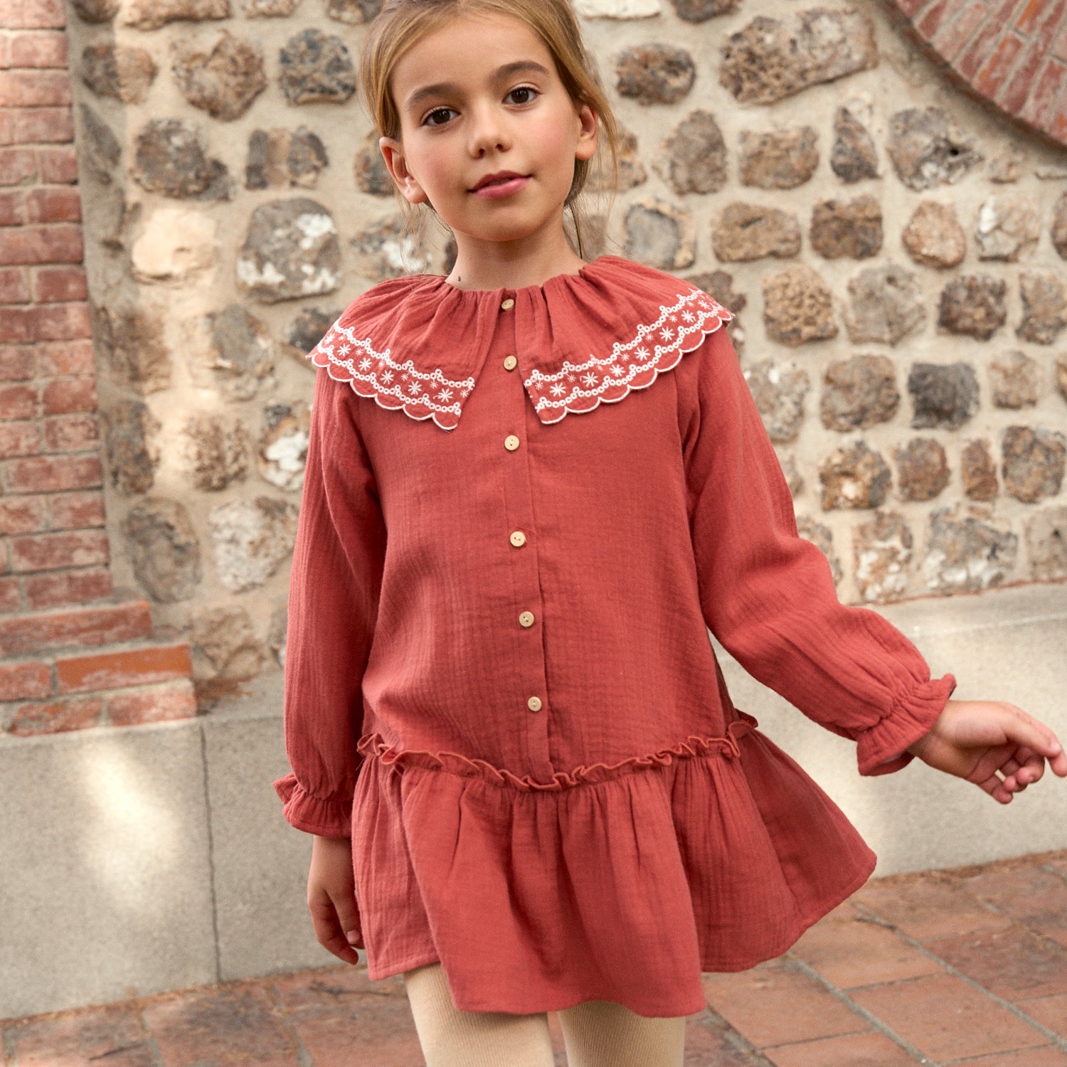Vestido de niña de muselina en color teja con detalle bordado en el cuello