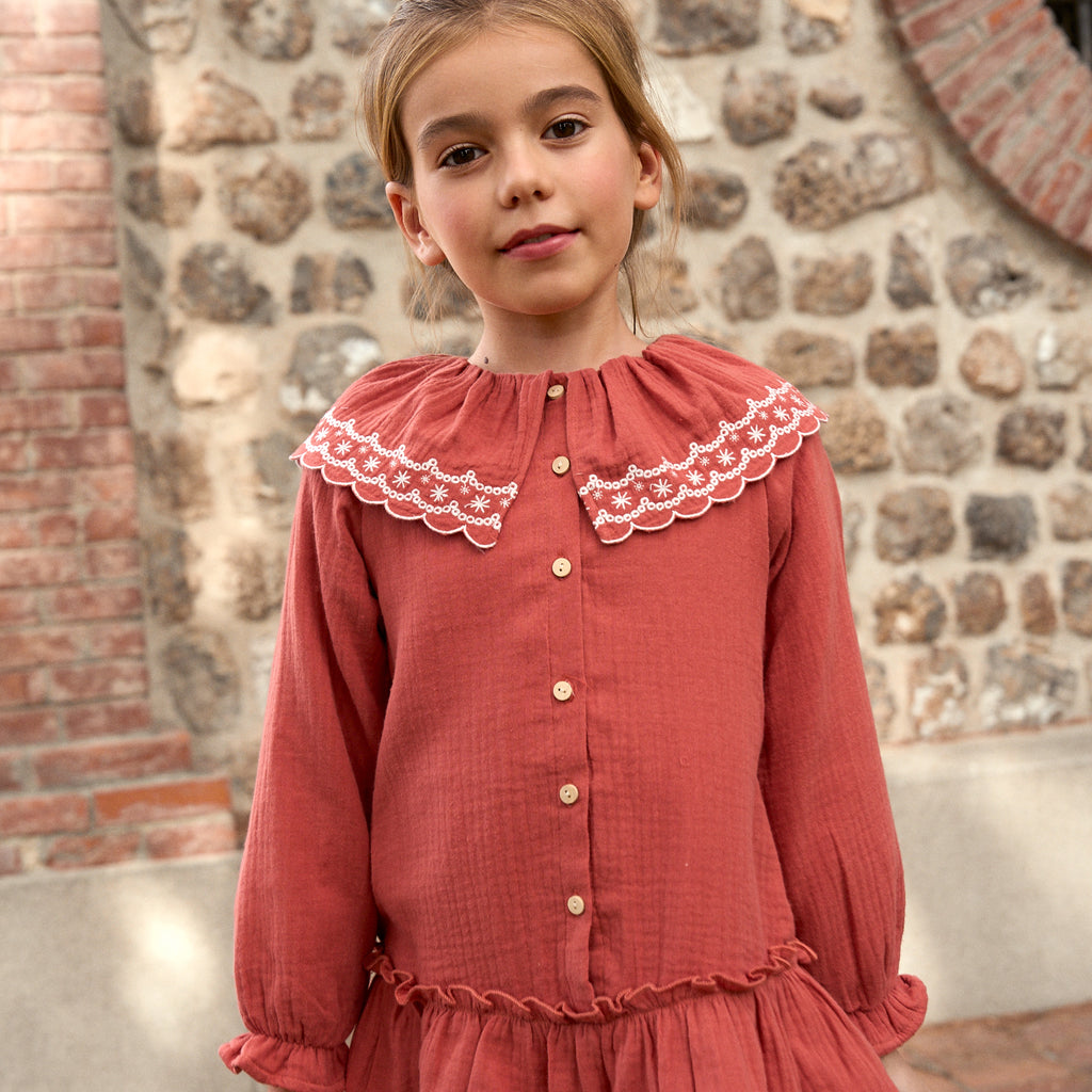 Vestido de niña de muselina en color teja con detalle bordado en el cuello