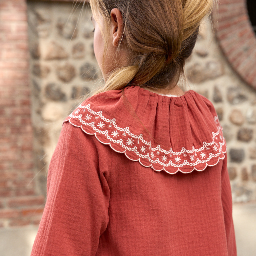 Vestido de niña de muselina en color teja con detalle bordado en el cuello