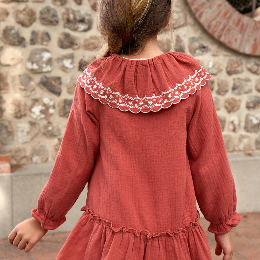 Vestido de niña de muselina en color teja con detalle bordado en el cuello