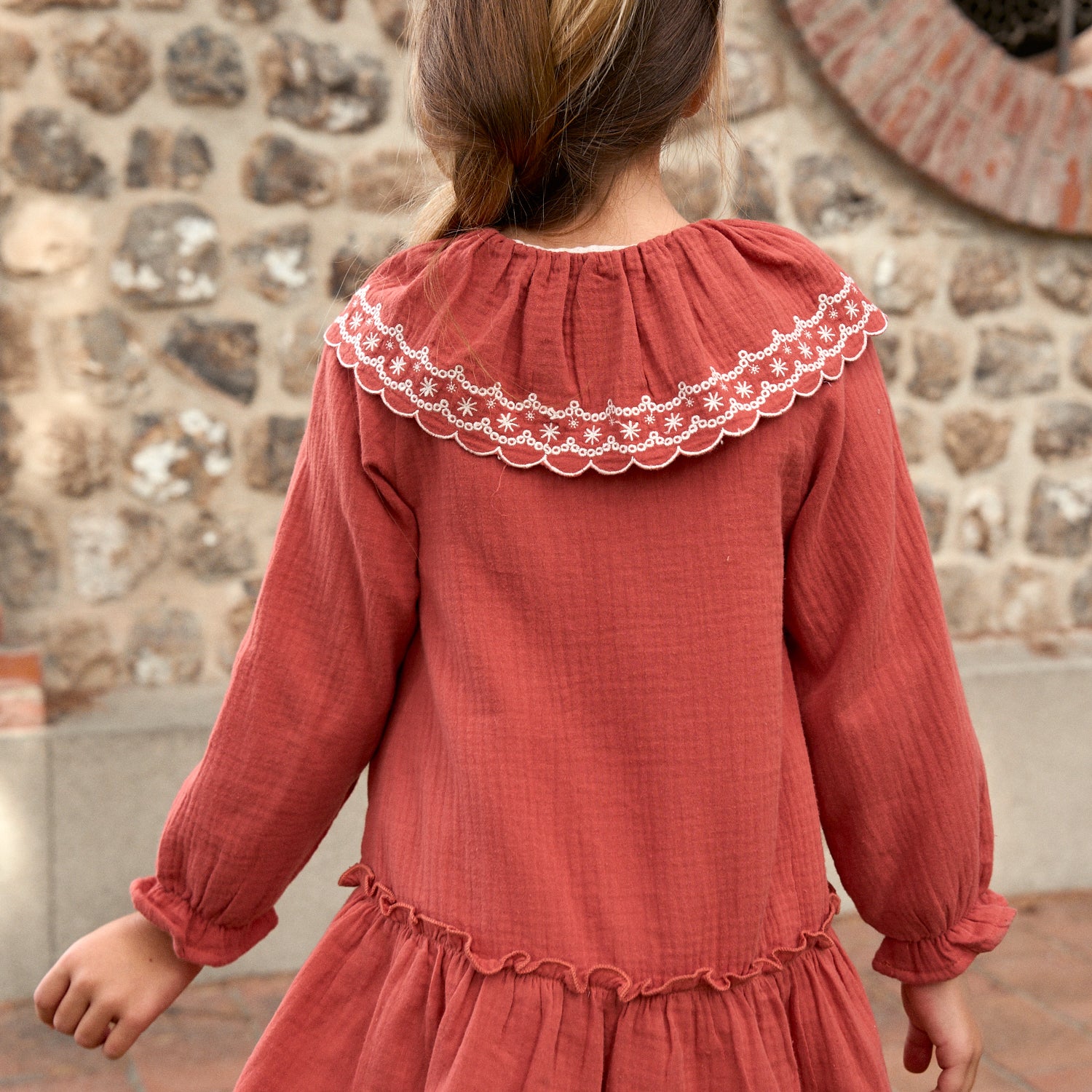 Vestido de niña de muselina en color teja con detalle bordado en el cuello