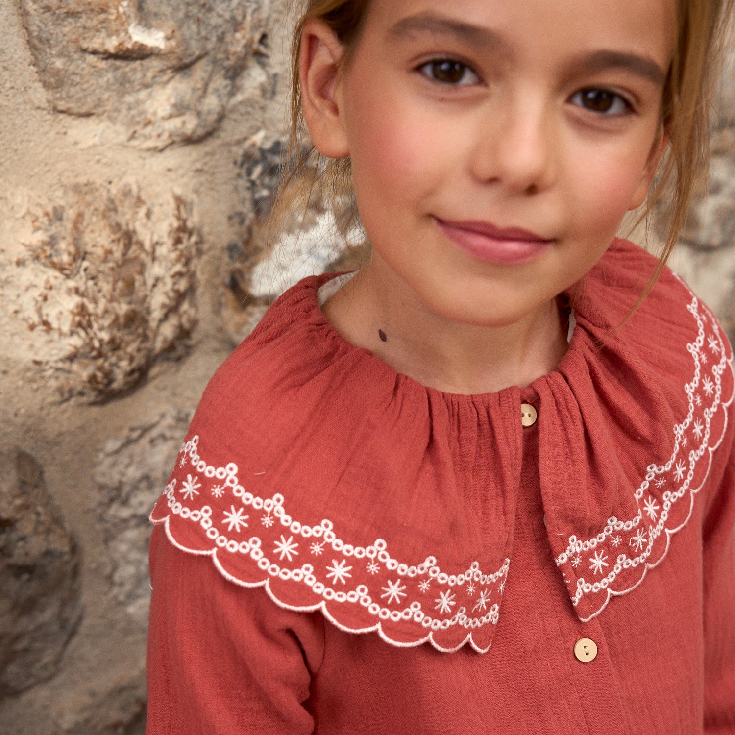 Vestido de niña de muselina en color teja con detalle bordado en el cuello