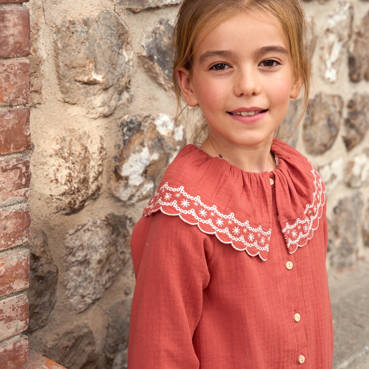 Vestido de niña de muselina en color teja con detalle bordado en el cuello