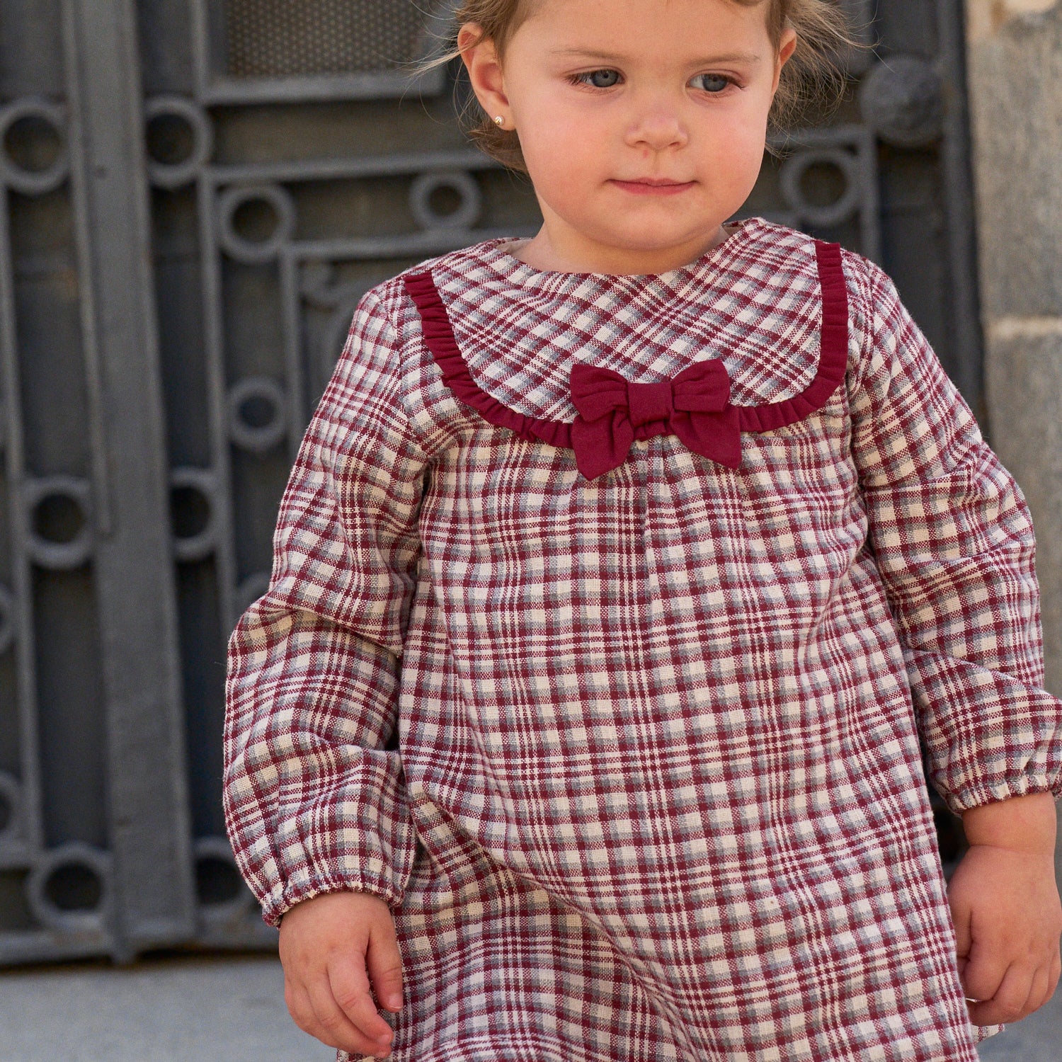 Vestido de bebé niña cuadros granate y detalle de lazo