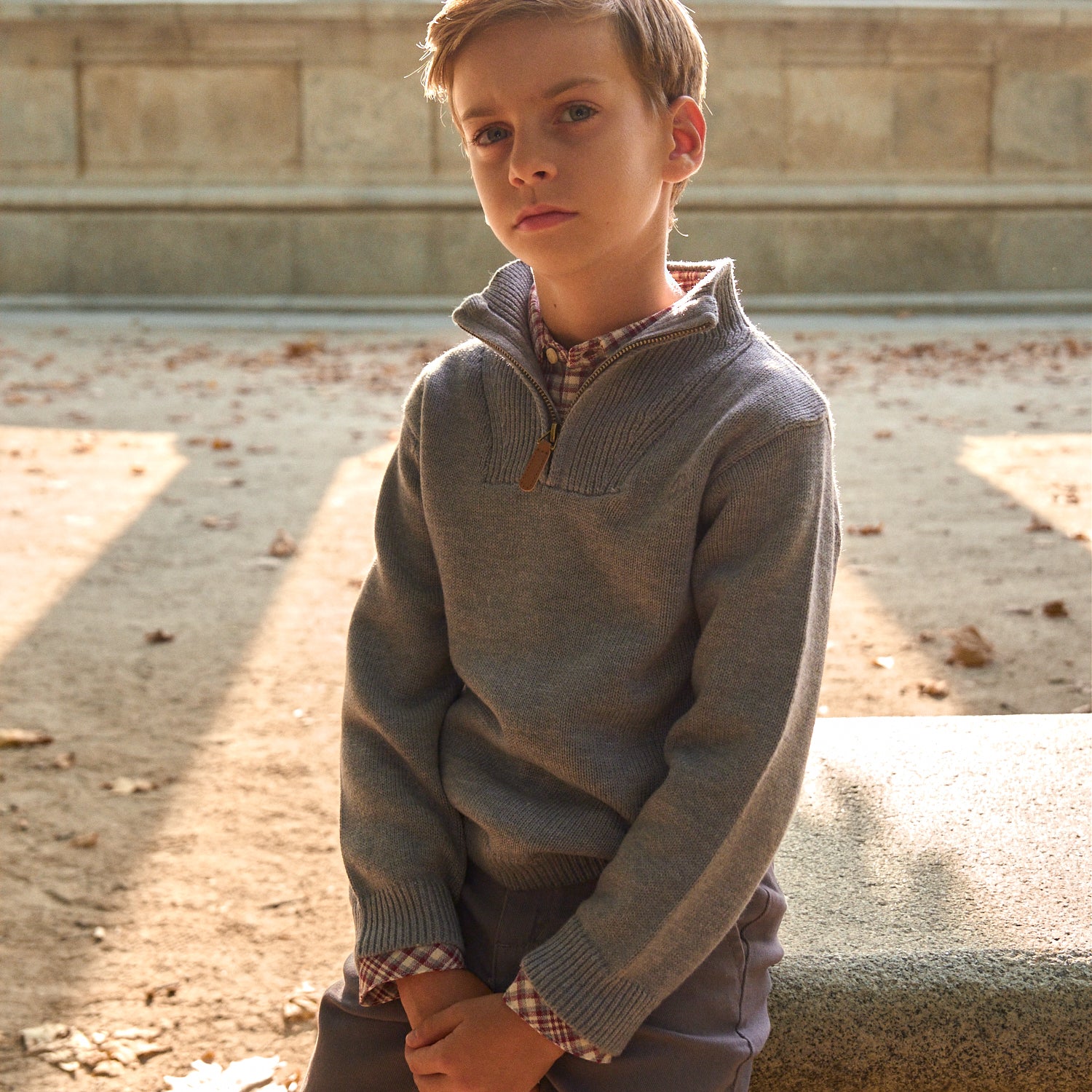 Chaleco tipo Jersey de niño gris de punto y cuello alto