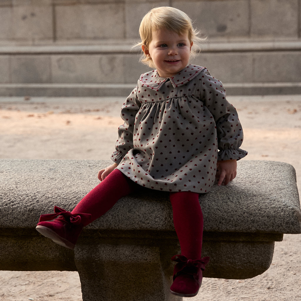 Vestido de bebé niña gris con estampado de corazones granate