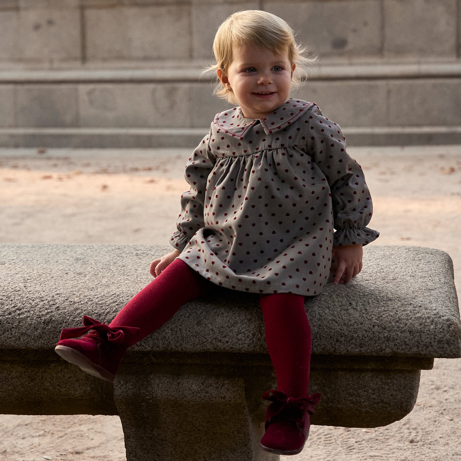 Vestido de bebé niña gris con estampado de corazones granate