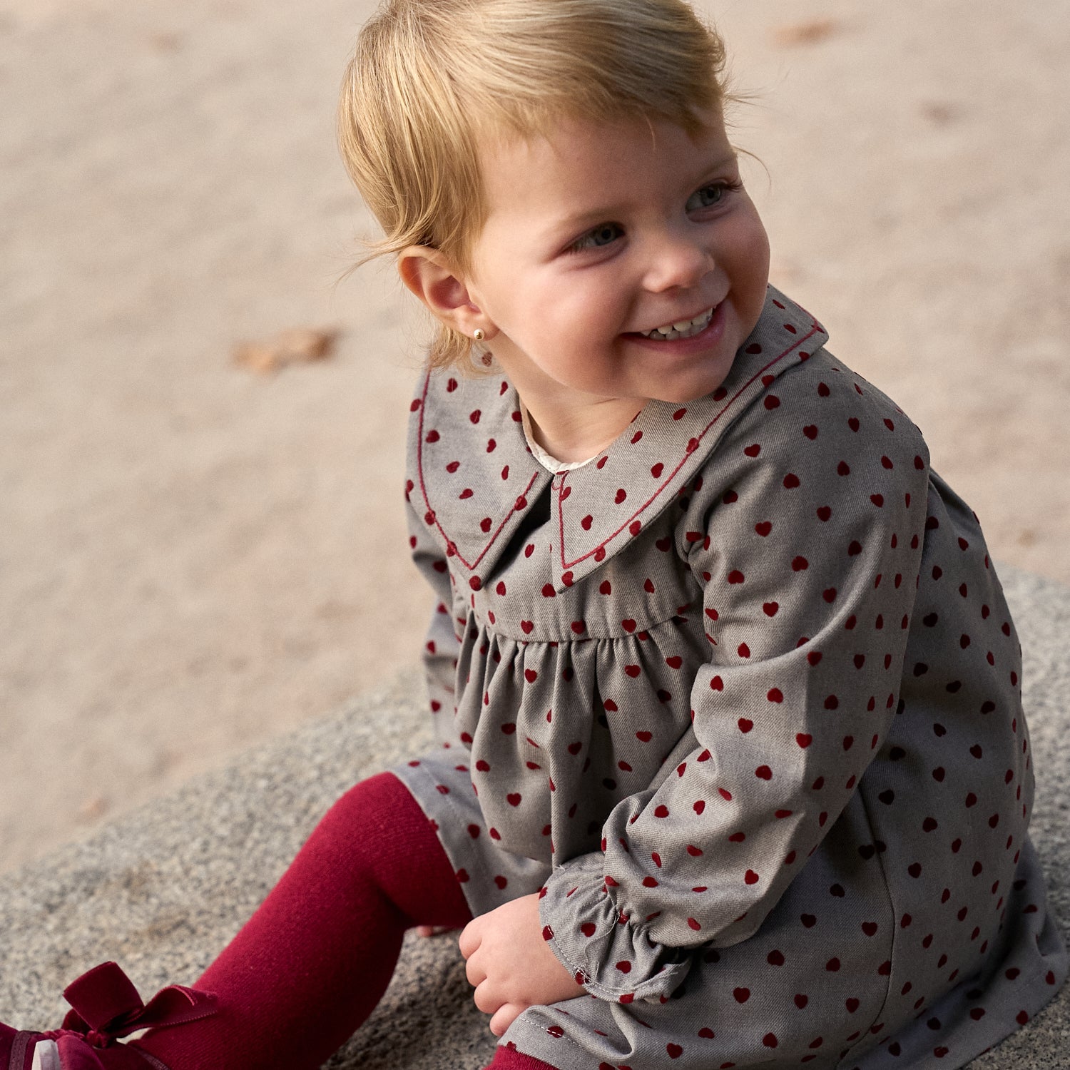 Vestido de bebé niña gris con estampado de corazones granate
