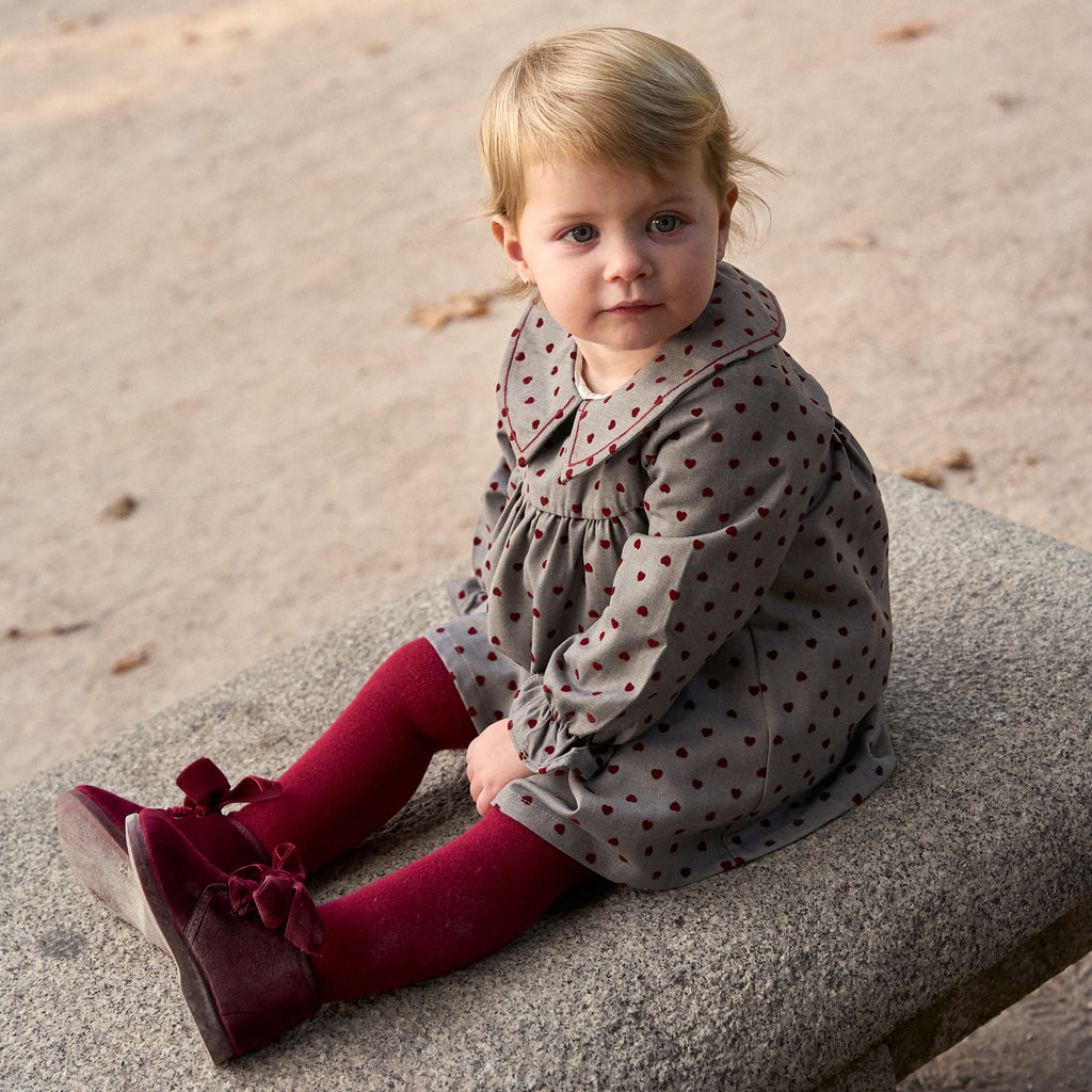 Vestido de bebé niña gris con estampado de corazones granate