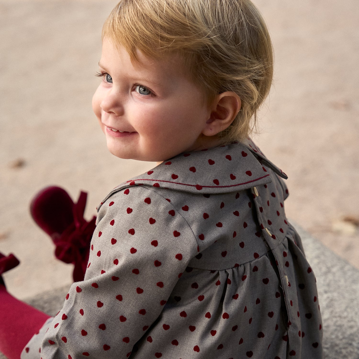 Vestido de bebé niña gris con estampado de corazones granate