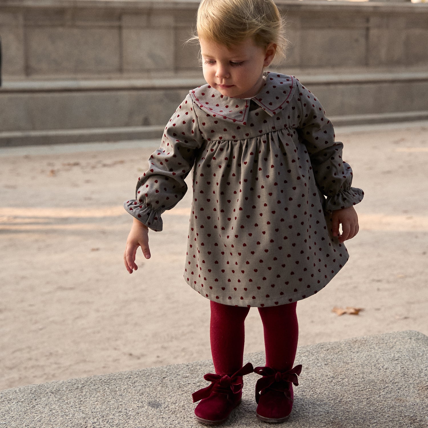 Vestido de bebé niña gris con estampado de corazones granate