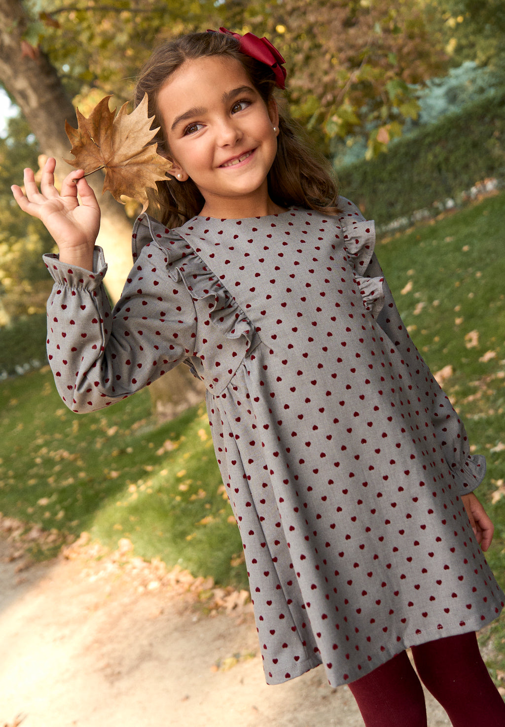 Vestido de niña gris con estampado de corazones granate