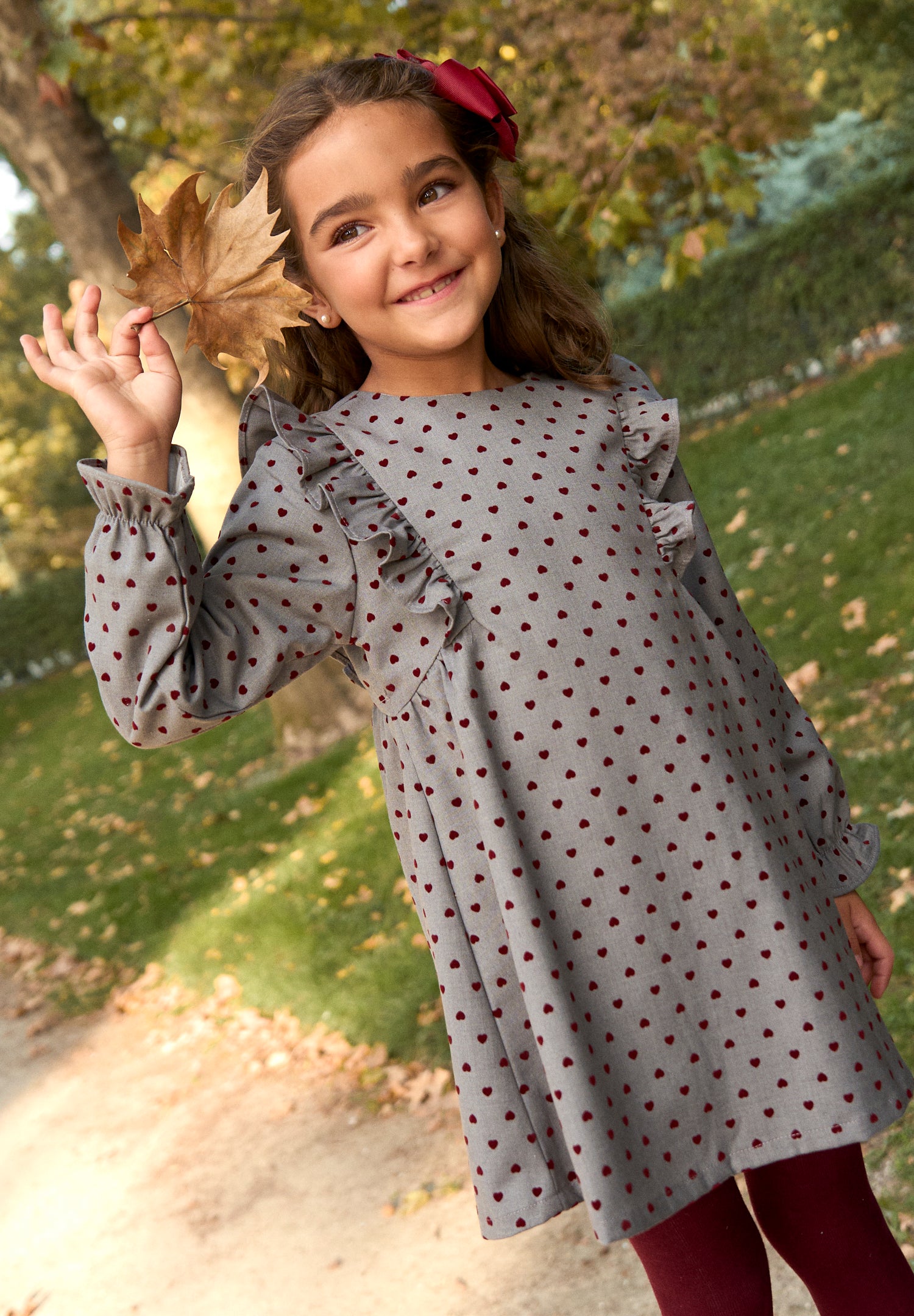 Vestido de niña gris con estampado de corazones granate