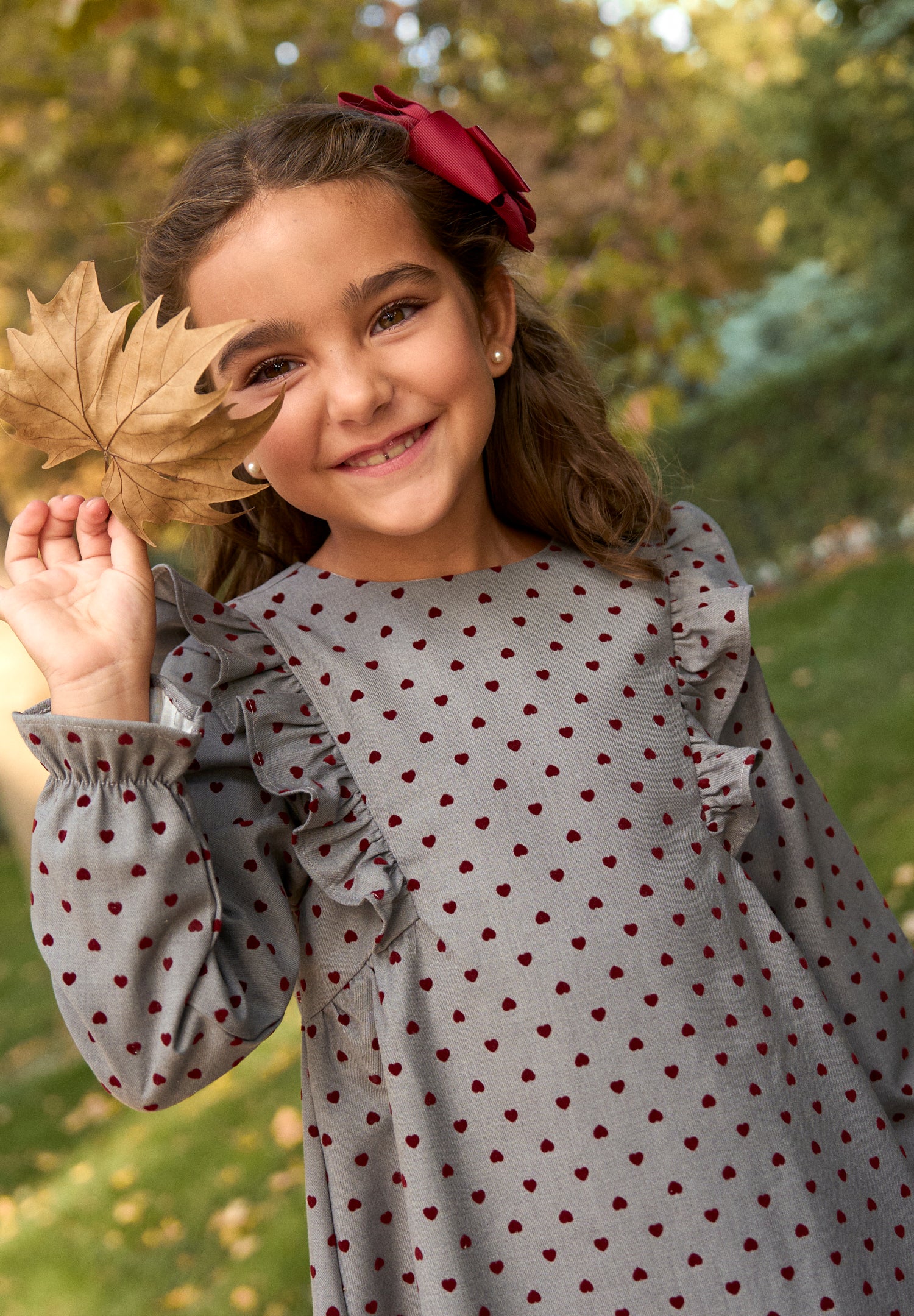 Vestido de niña gris con estampado de corazones granate