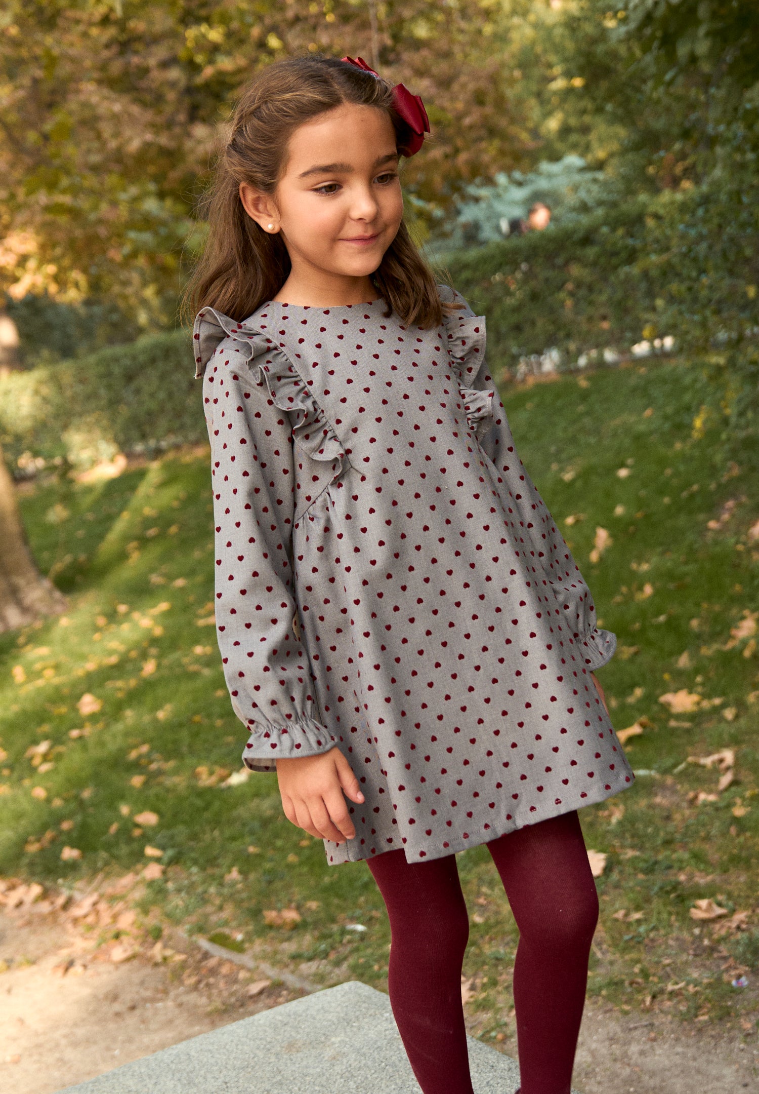 Vestido de niña gris con estampado de corazones granate