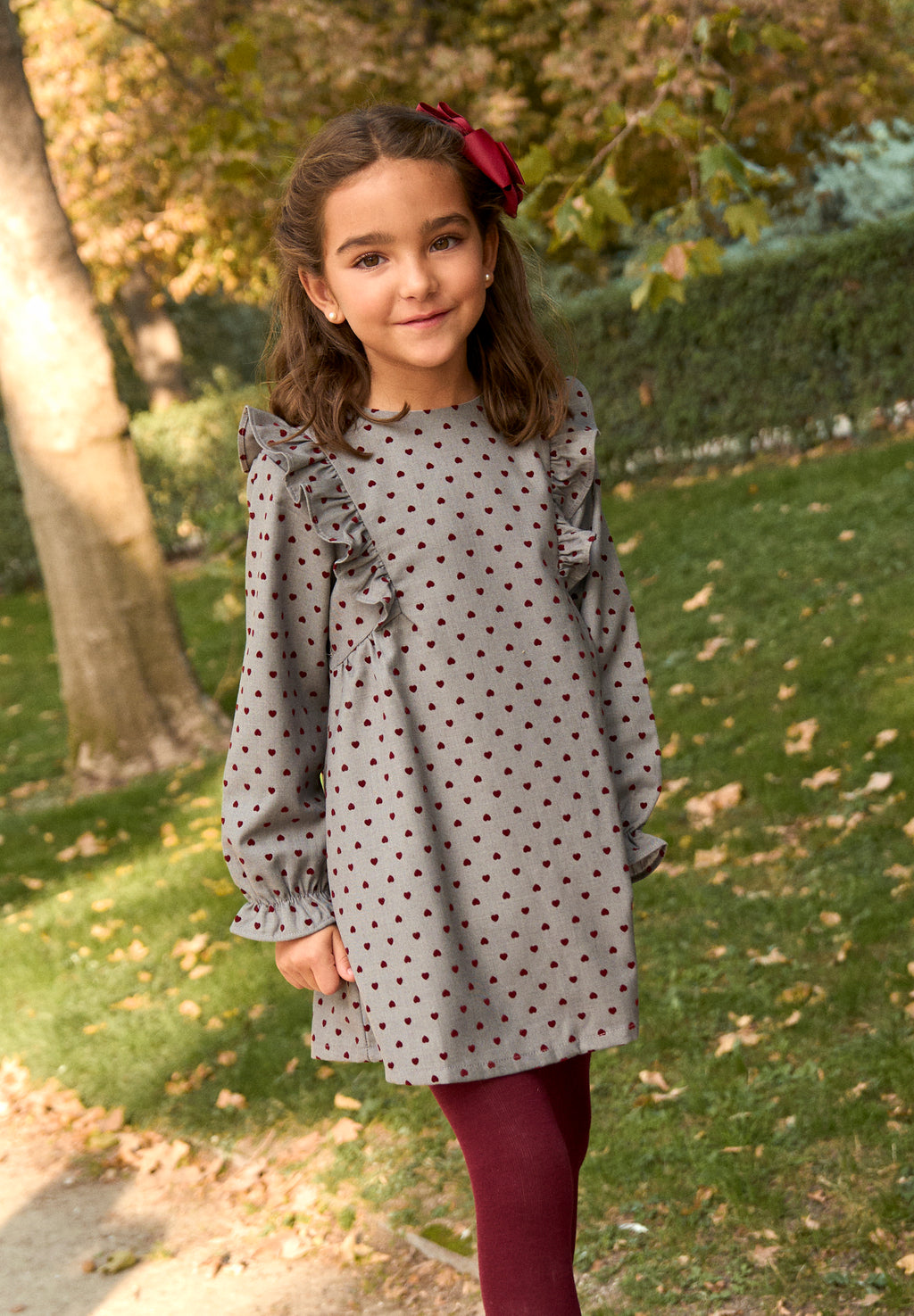 Vestido de niña gris con estampado de corazones granate