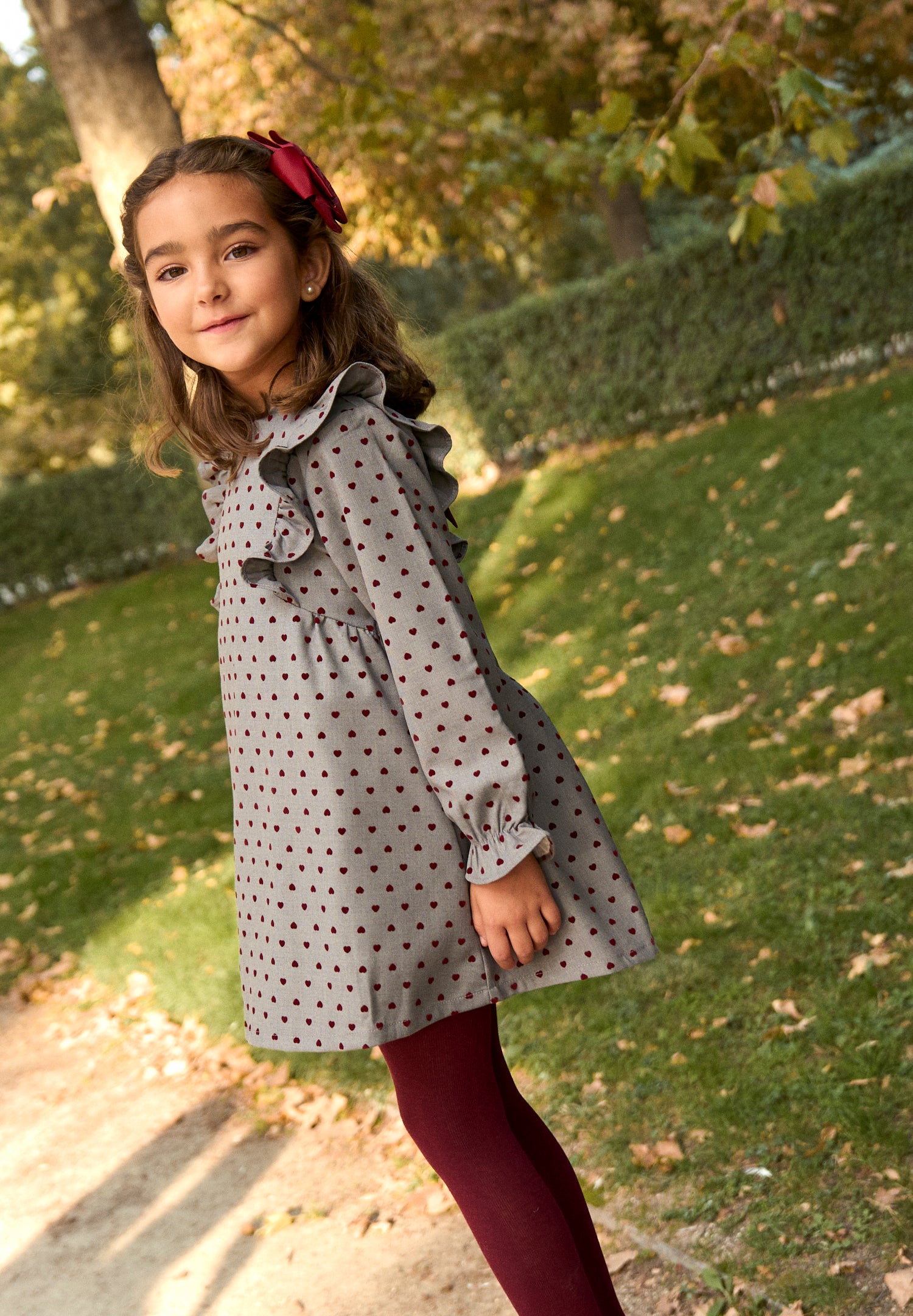 Vestido de niña gris con estampado de corazones granate