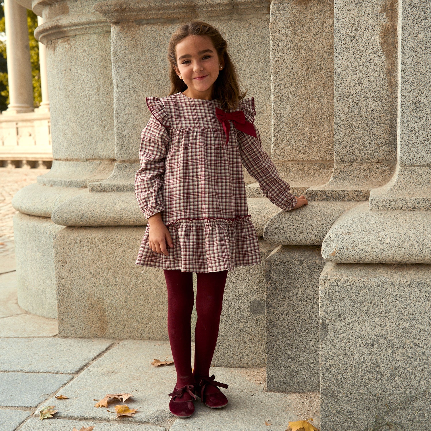 Vestido de niña de cuadros granate y detalle de lazo