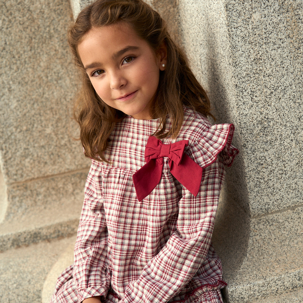 Vestido de niña de cuadros granate y detalle de lazo