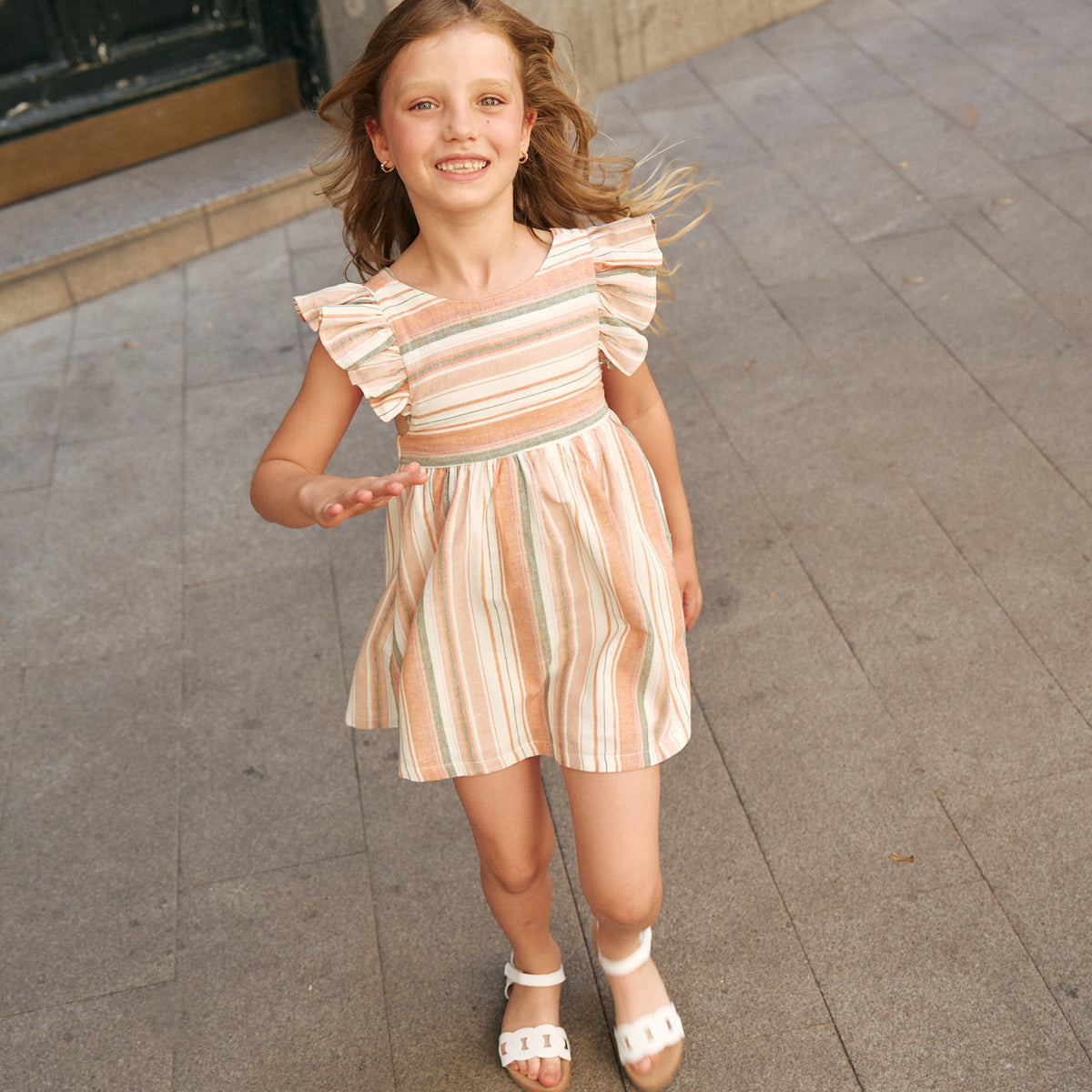 Vestido niña de mix de rayas naranjas, verdes y blancas y espalda cruzada