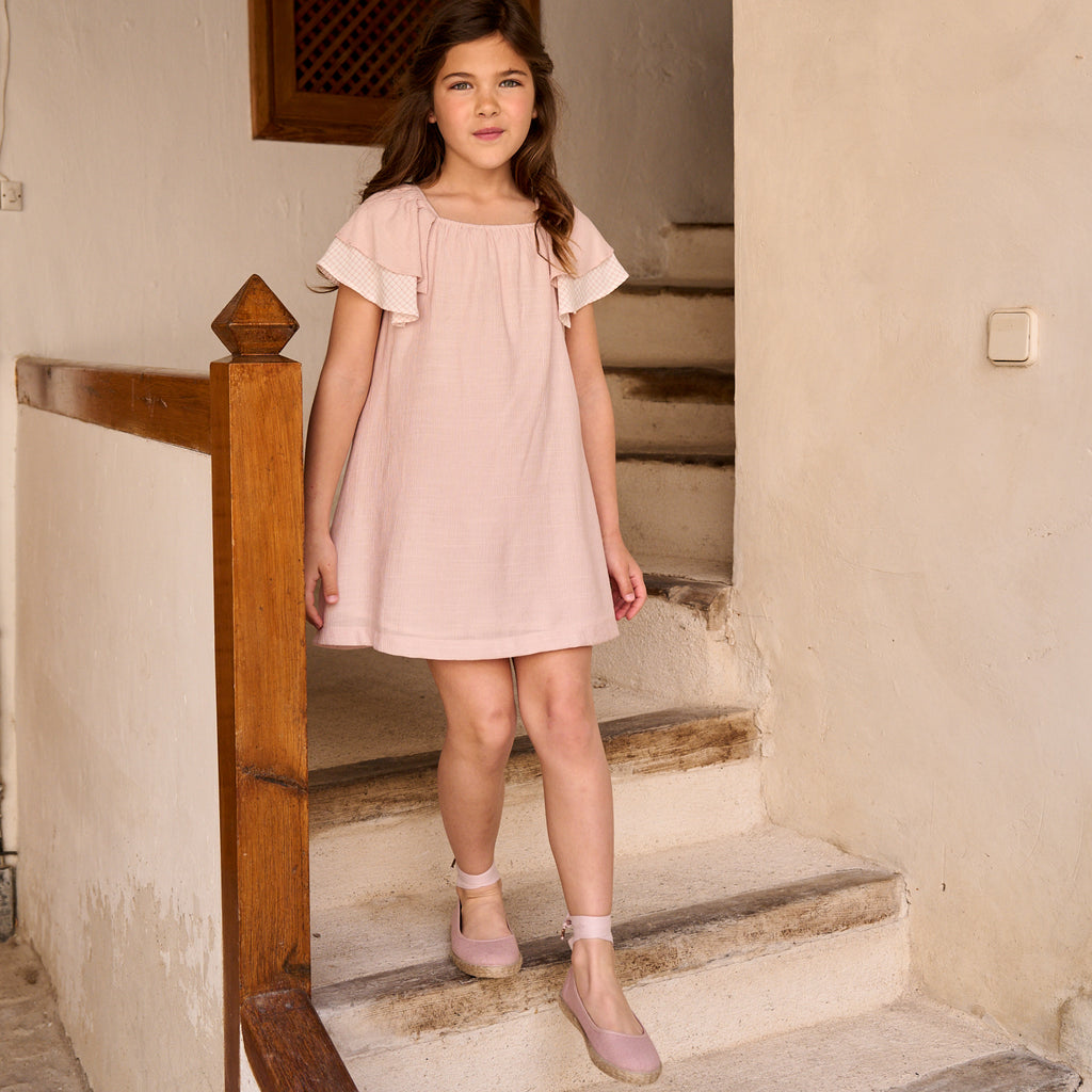 Vestido niña rosa con doble volante de cuadros en mangas
