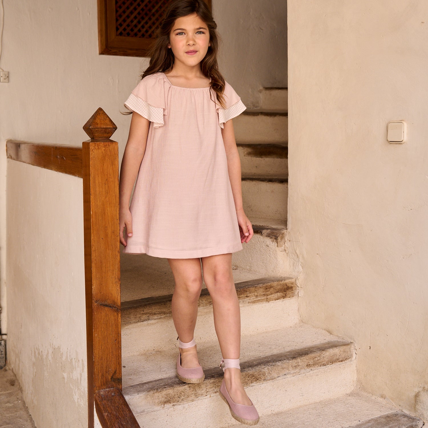 Vestido niña rosa con doble volante de cuadros en mangas