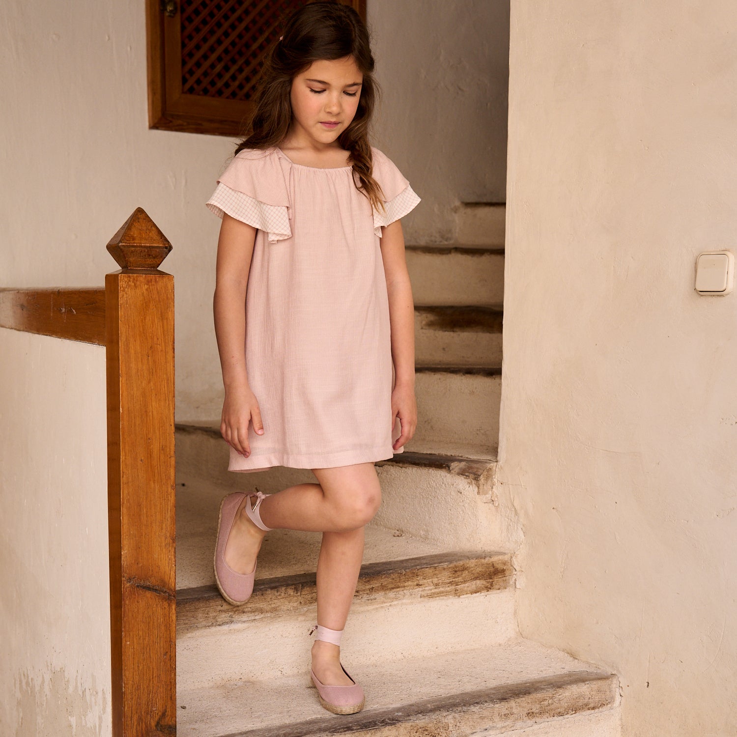 Vestido niña rosa con doble volante de cuadros en mangas