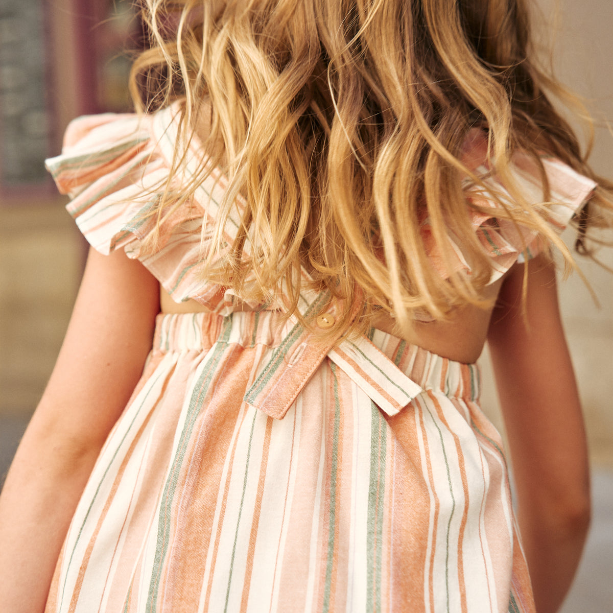 Vestido niña de mix de rayas naranjas, verdes y blancas y espalda cruzada
