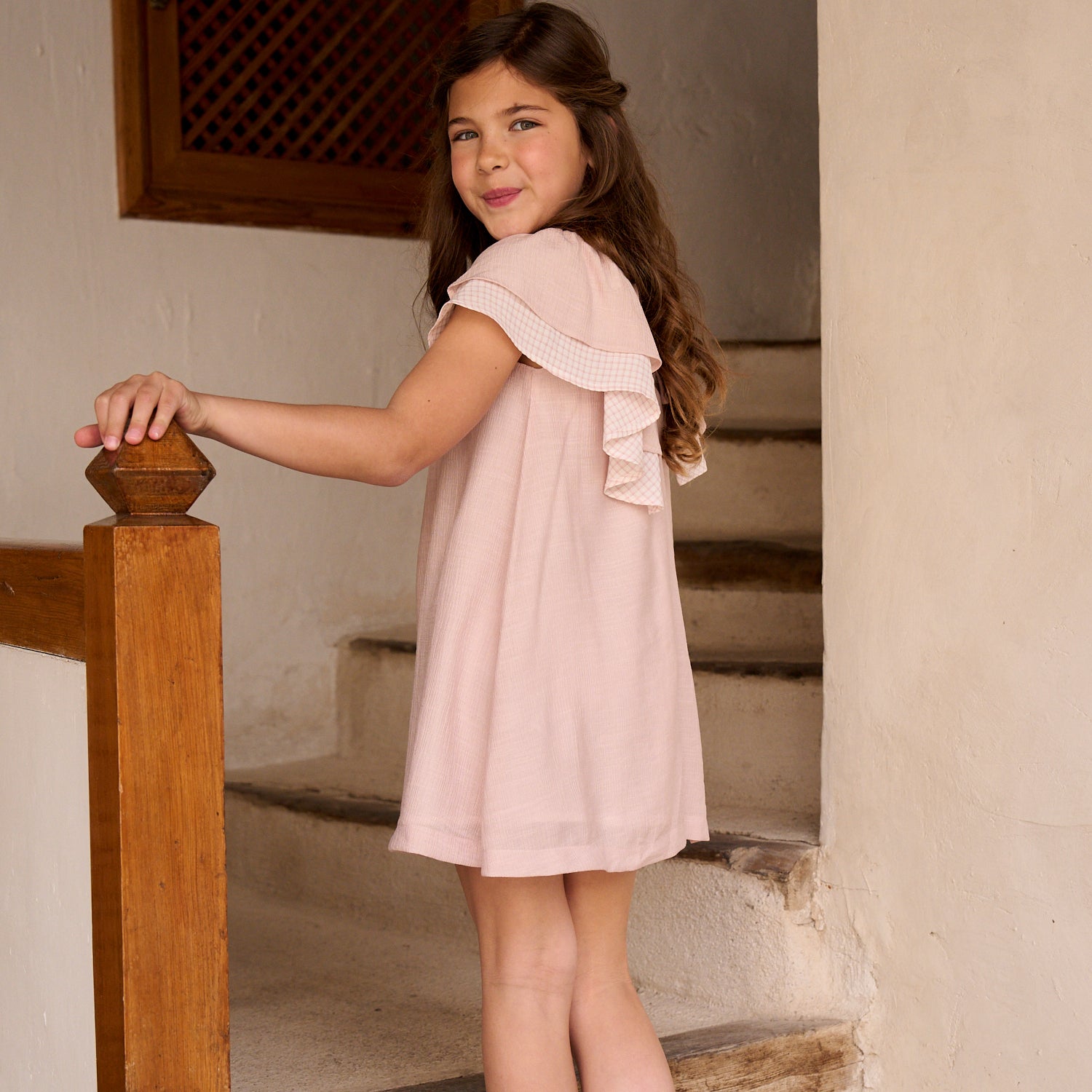 Vestido niña rosa con doble volante de cuadros en mangas