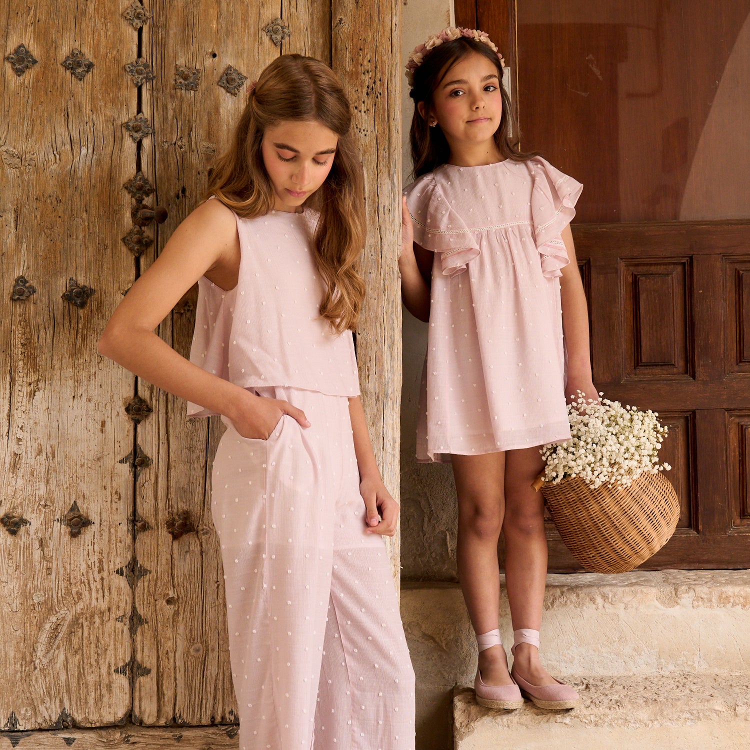 Vestido niña de plumeti rosa con mini topitos blancos y mangas volante