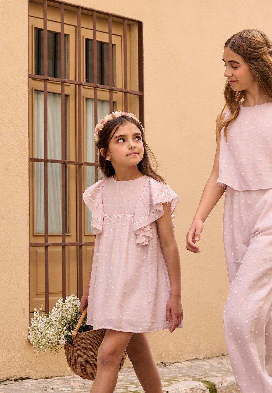Vestido niña de plumeti rosa con mini topitos blancos y mangas volante