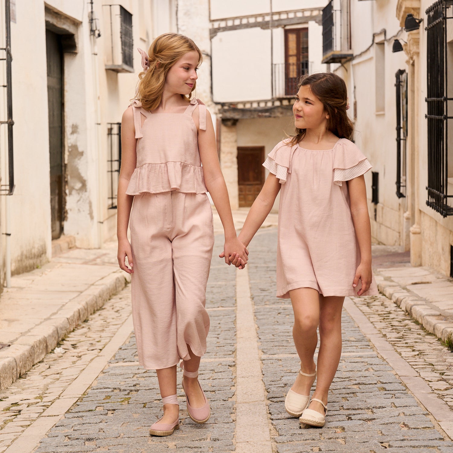 Vestido niña rosa con doble volante de cuadros en mangas