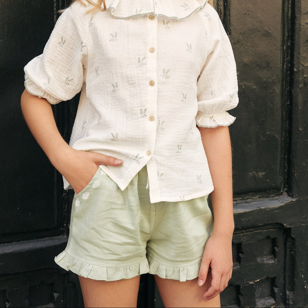 Short niña verde con cordón y detalle en bolsillos