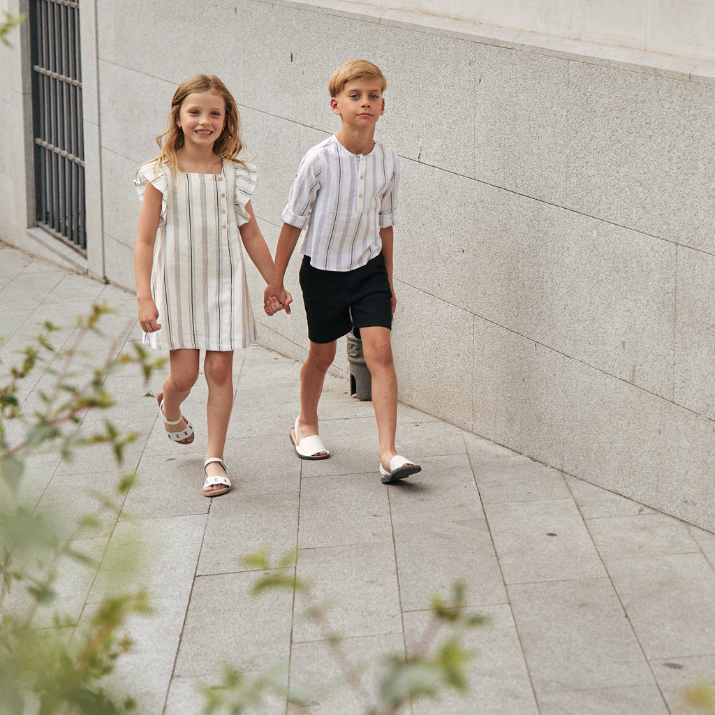 Vestido de niña en rayas negras y blancas y lazo negro en espalda