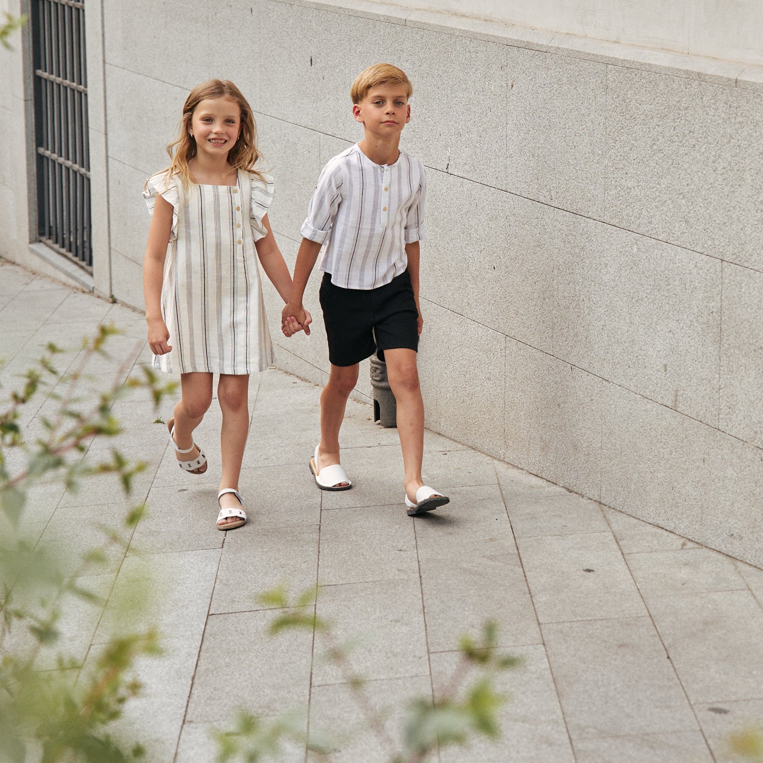 Vestido de niña en rayas negras y blancas y lazo negro en espalda