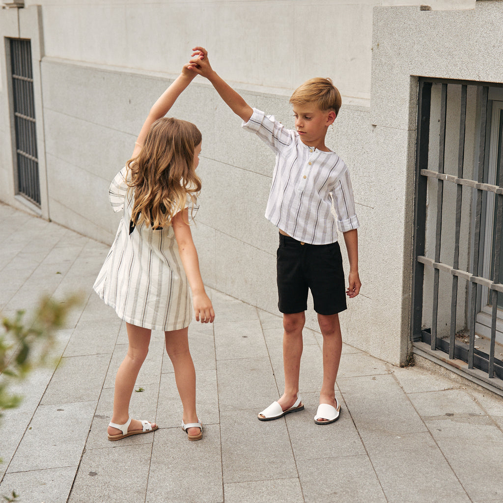 Camisa niño blanca con rayas blancas y negras, con cuello mao