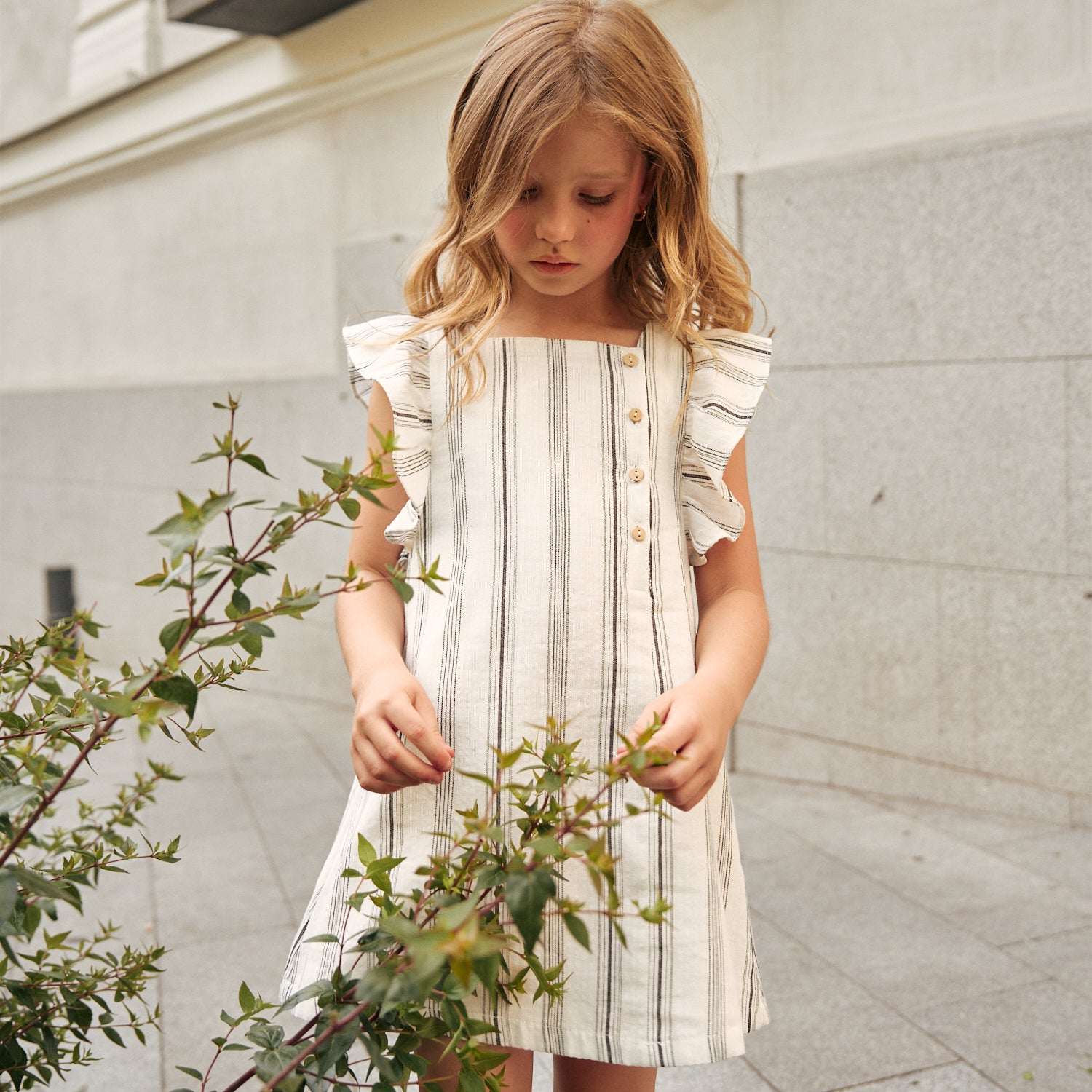 Vestido de niña en rayas negras y blancas y lazo negro en espalda