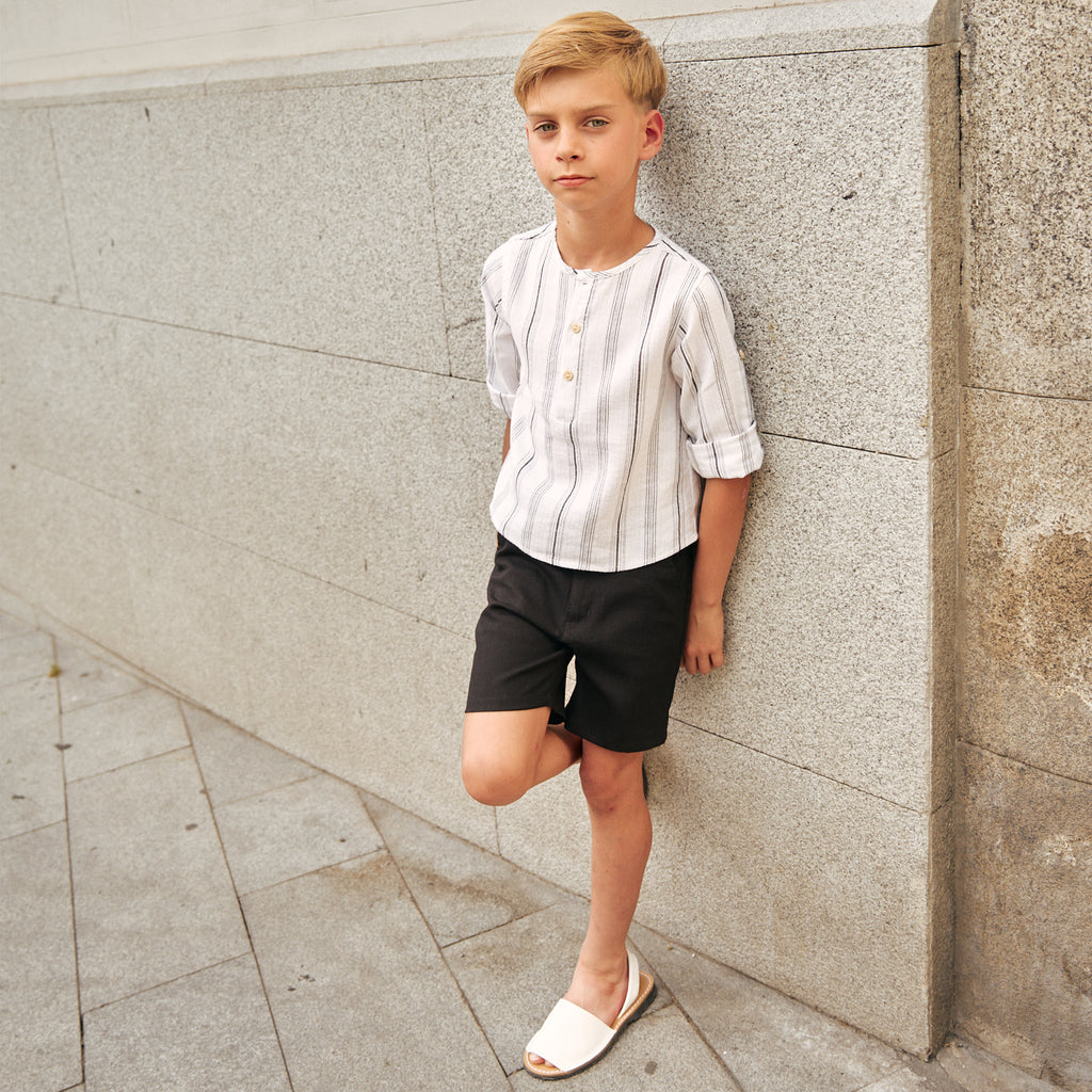 Camisa niño blanca con rayas blancas y negras, con cuello mao