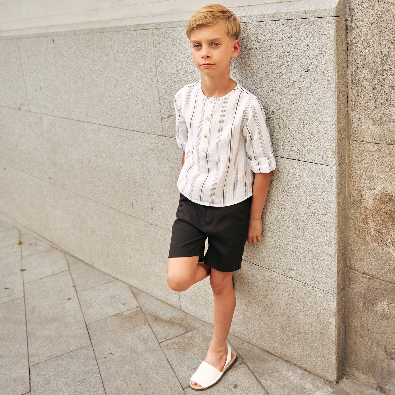 Camisa niño blanca con rayas blancas y negras, con cuello mao