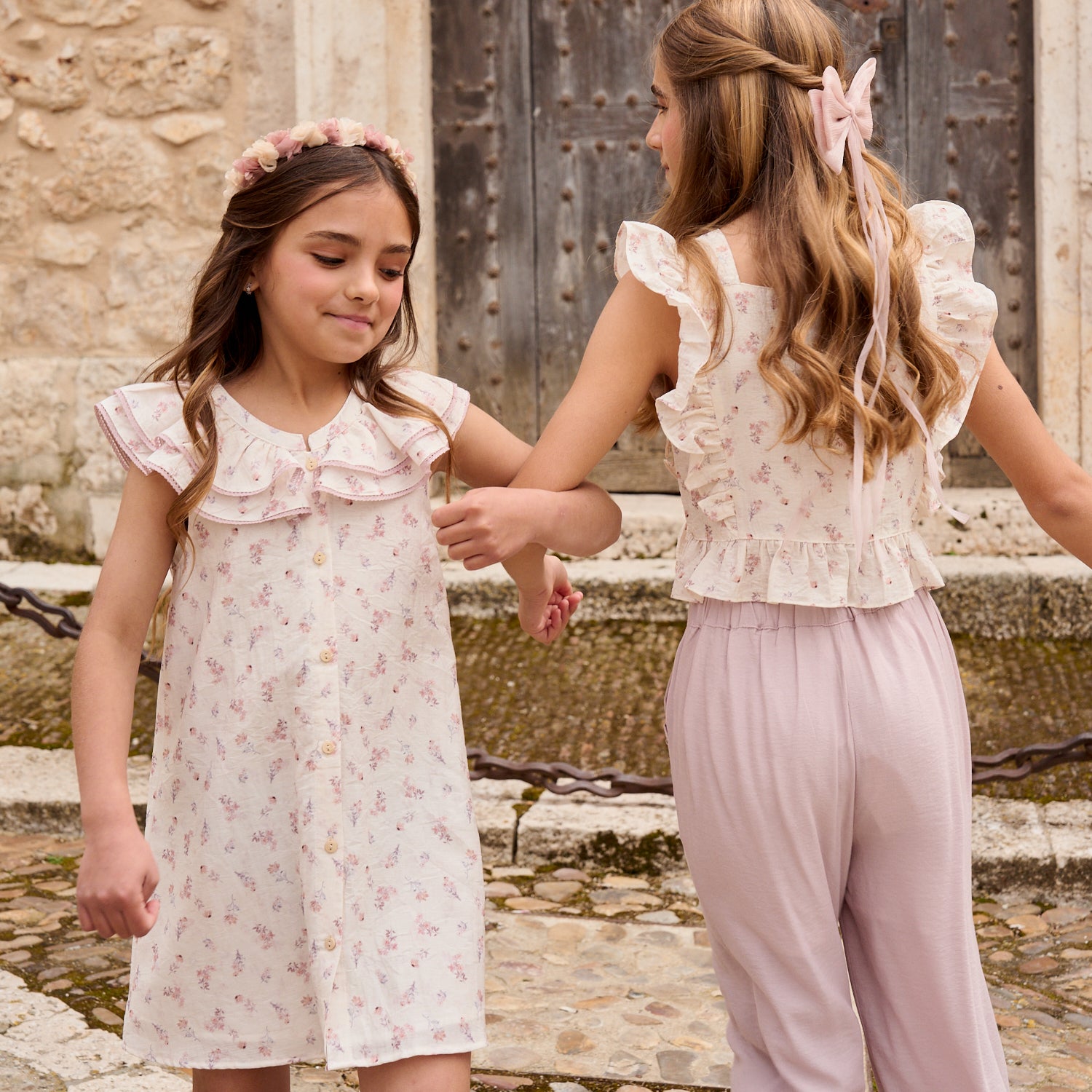 Blusa niña blanca con estampado floral de colores y volantes