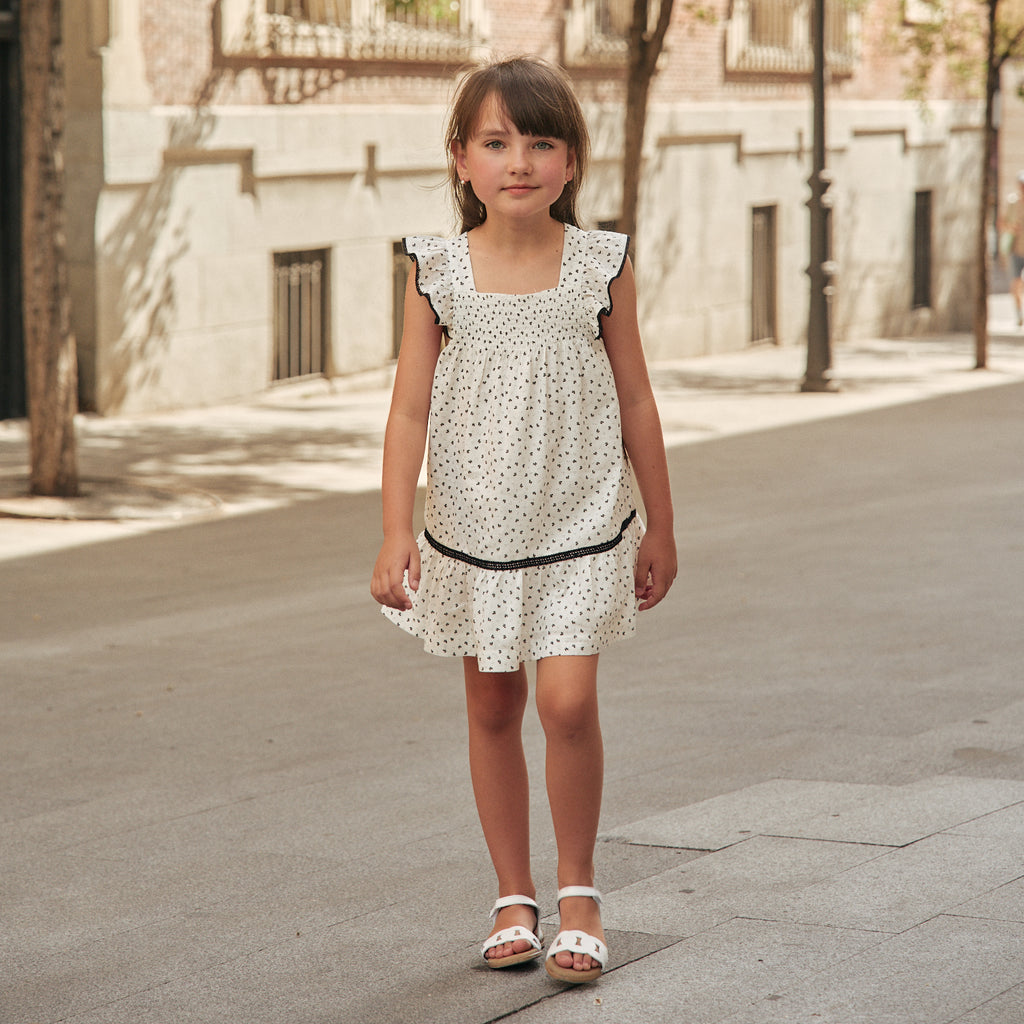 Vestido niña blanco con flores negras y mangas con bordes negros