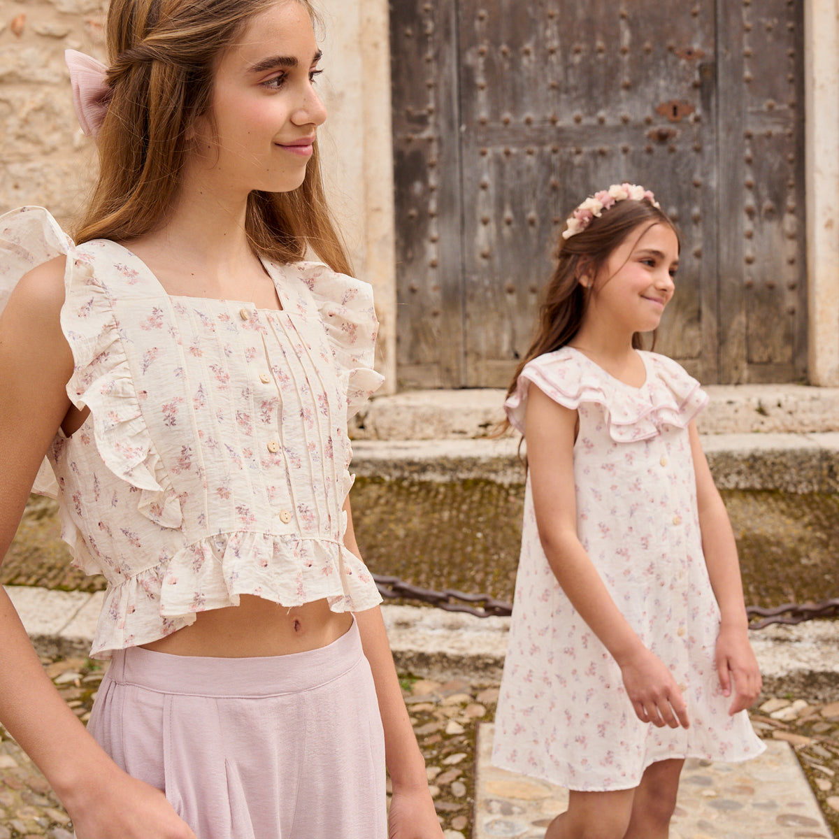 Vestido niña blanco con estampado floral de colores y mangas volante