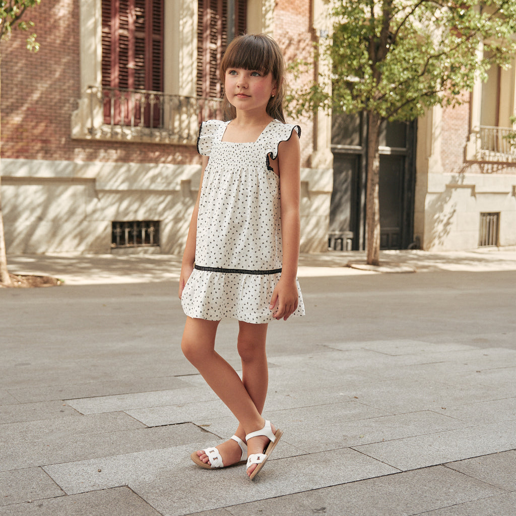 Vestido niña blanco con flores negras y mangas con bordes negros